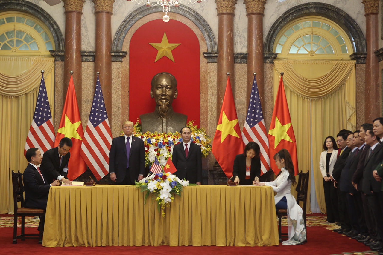 U.S. President Donald Trump and Vietnamese State President Tran Dai Quang preside over the signing ceremony of a $600 million deal between Vietjet and Pratt & Whitney in Hanoi, November 12, 2017. Photo: Tuoi Tre