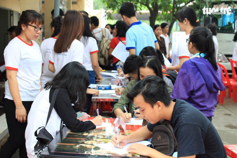Young donors sign up in the morning. Photo: Tuoi Tre