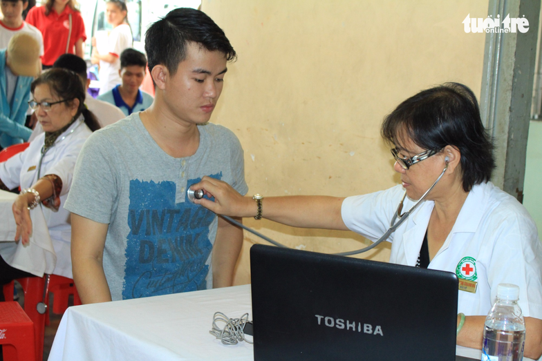 A doctor does a health check-up for one donor. Photo: Tuoi Tre