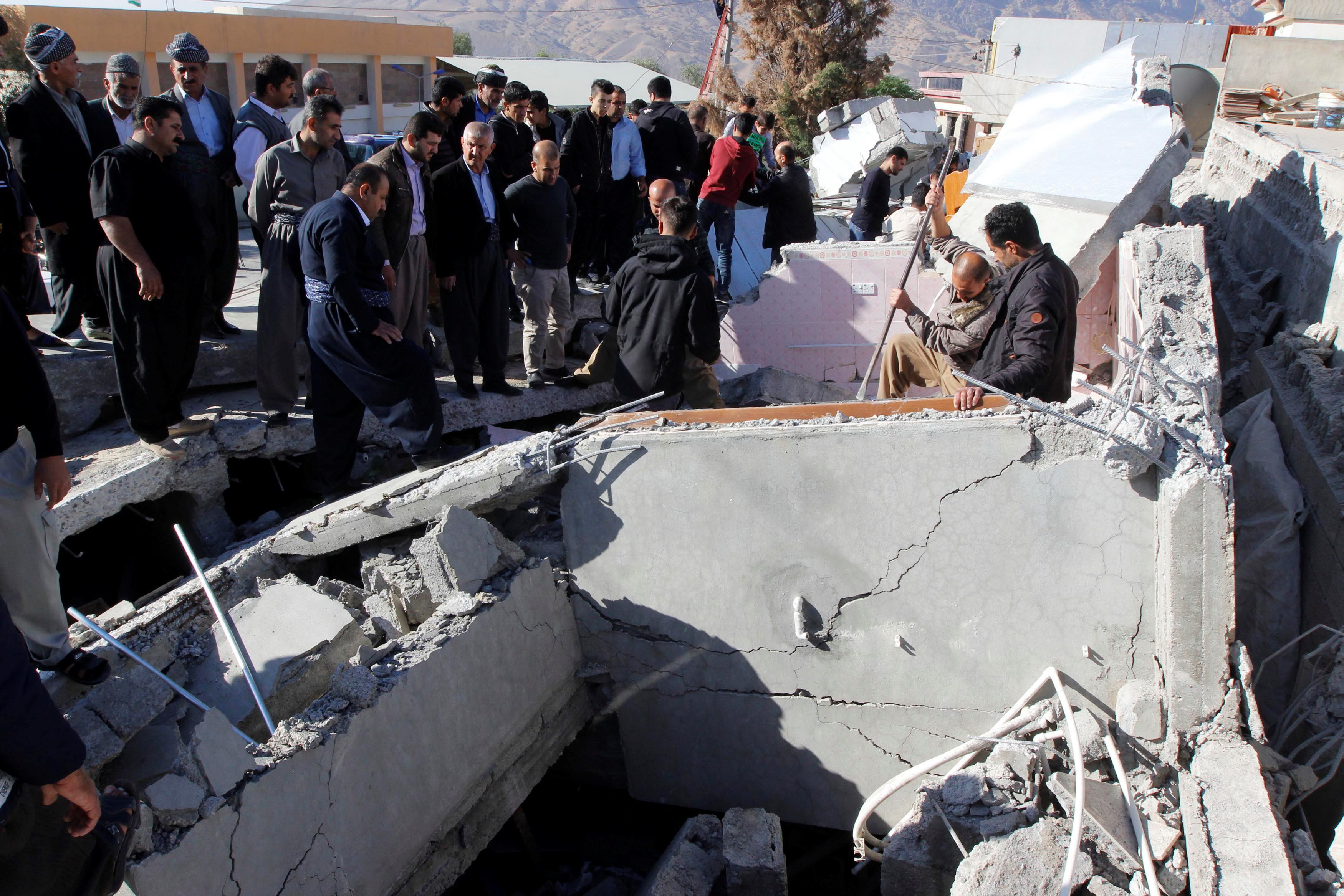 Residents gather near a damaged building following an earthquake in the town of Darbandikhan, near the city of Sulaimaniyah, in the semi-autonomous Kurdistan region, Iraq November 13, 2017. Photo: Reuters