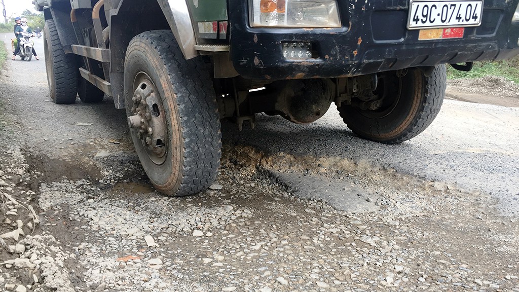 It is difficult for vehicles to travel on such an uneven surface.