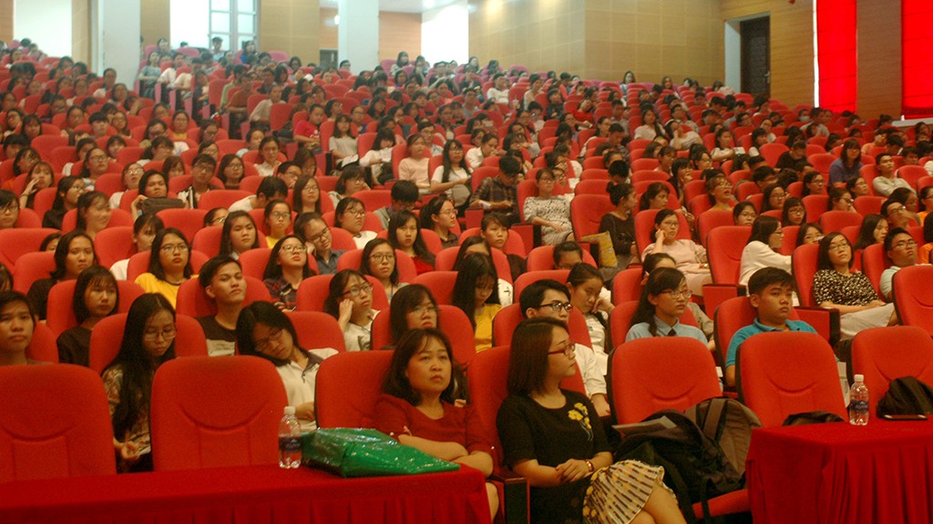 Students at the University of Pedagogy in Ho Chi Minh City attend the talk about ninjas November 14, 2017. Photo: Tuoi Tre