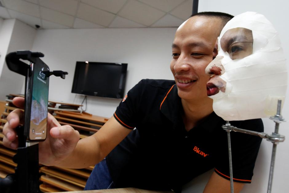 Ngo Tuan Anh, Vice President of Bkav, a Vietnamese cybersecurity firm, demonstrates iPhone X Apple's face recognition ID software with a 3D mask at his office in Hanoi, Vietnam November 14, 2017. Photo: Reuters