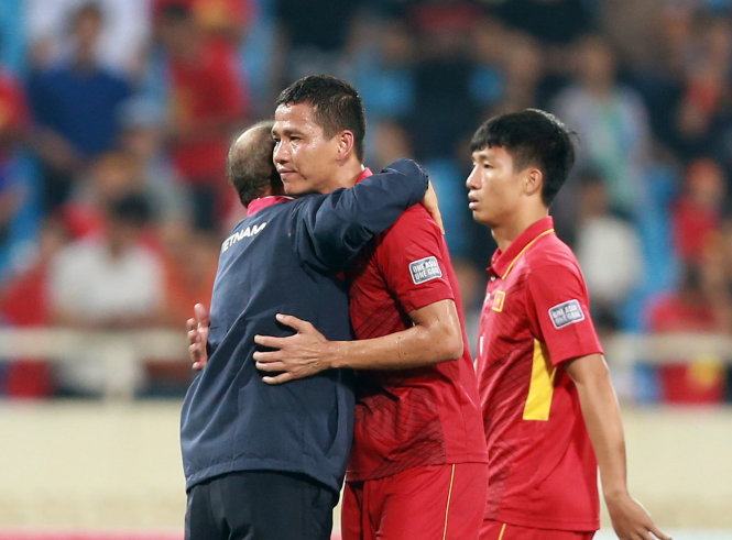 Vietnam's coach Park Hang Seo (left) congratulates striker Anh Duc after their match against Afghanistan in Hanoi on November 14, 2017. Tuoi Tre
