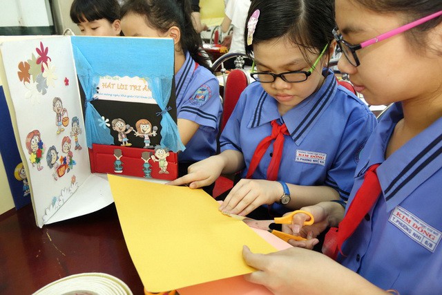 Students at Kim Dong Middle School in District 5 make greeting cards for their educators.