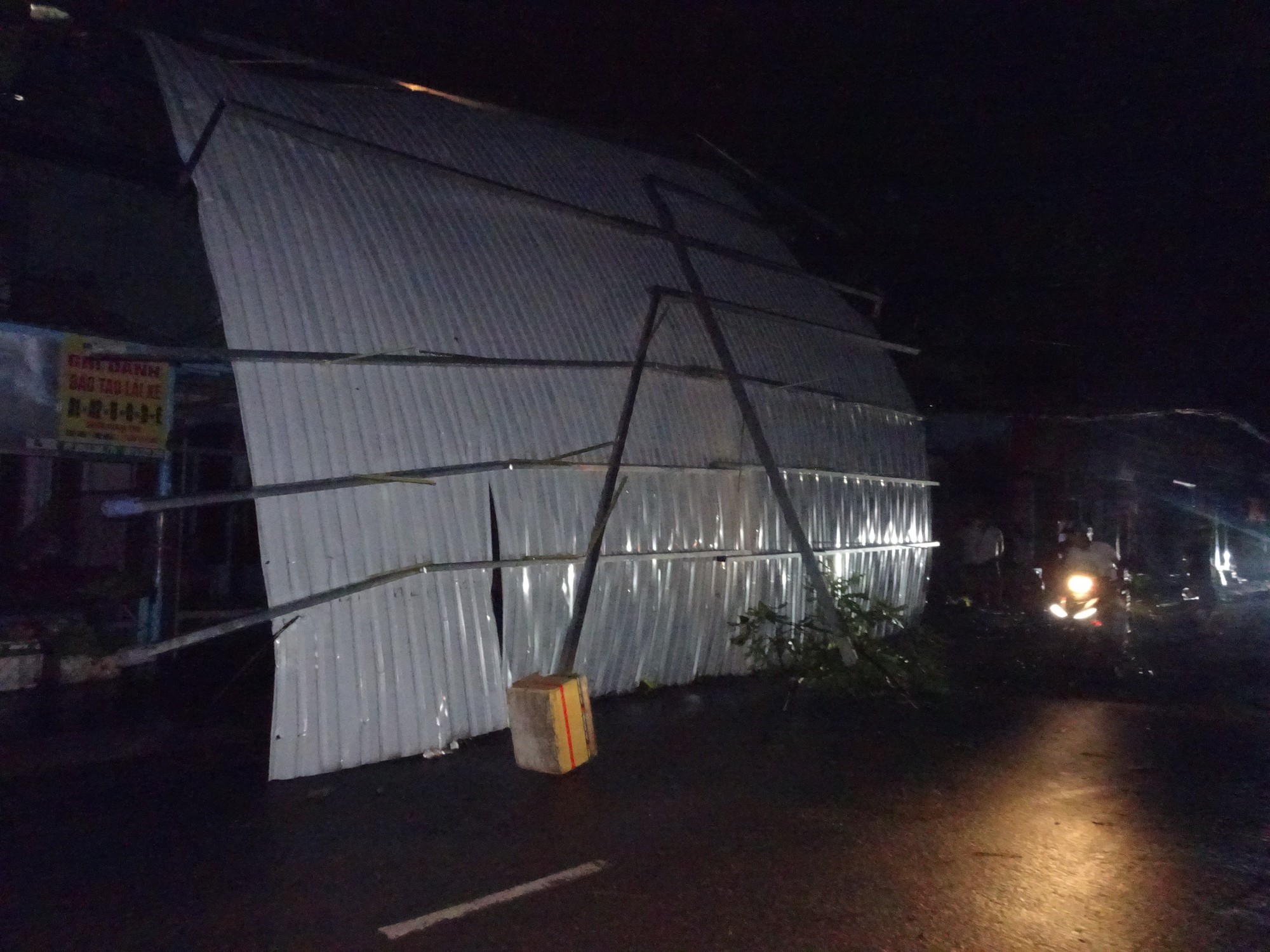 A roof is blown away by fierce winds. Photo: Tuoi Tre