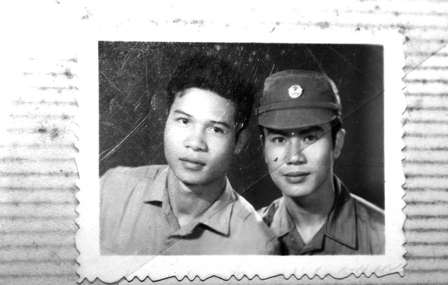 Second Lieutenant Nguyen Dac Hoa (left), killed during the October 29, 1977 skyjacking, poses with Nguyen Van Huong in the only photo that his compatriot still has. Courtesy of Nguyen Van Huong