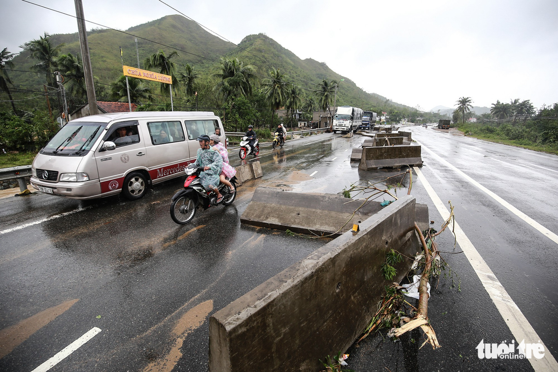 Jersey barriers were damaged by storm Damrey in Khanh Hoa Province, Vietnam, November 4, 2017. Photo: Tuoi Tre