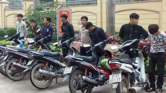 The young people who breached traffic law when organizing a wedding parade in Nghe An on March 23, 2017.