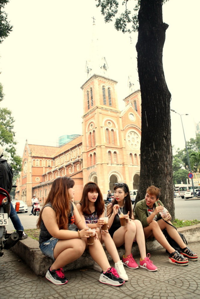Young people chat while enjoying ca phe sua da in Ho Chi Minh City. Photo: Tam Bui - Trung Nguyen