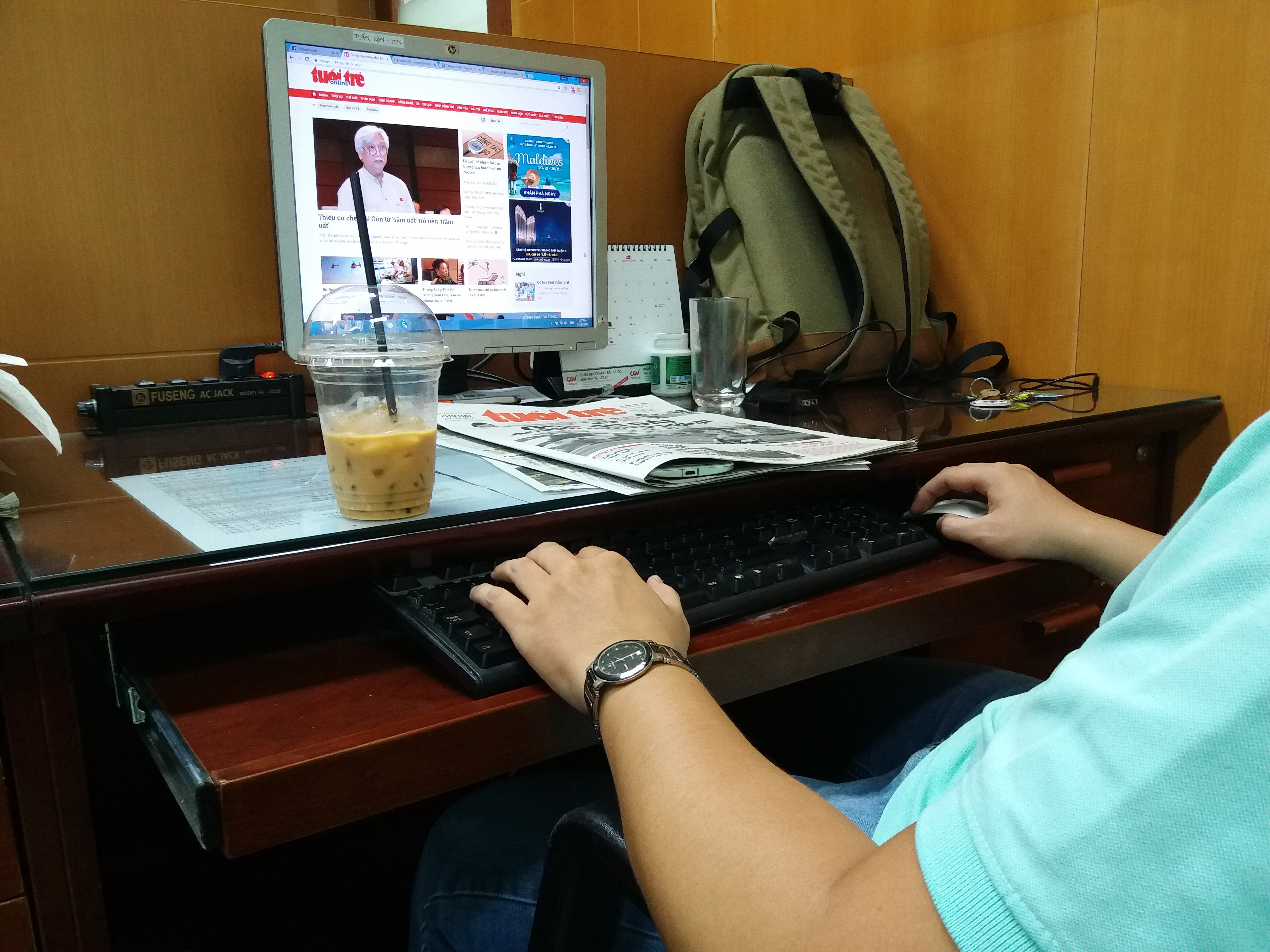 An office worker brings a ca phe sua da into his workplace in Ho Chi Minh City. Photo: Viet Toan/Tuoi Tre News