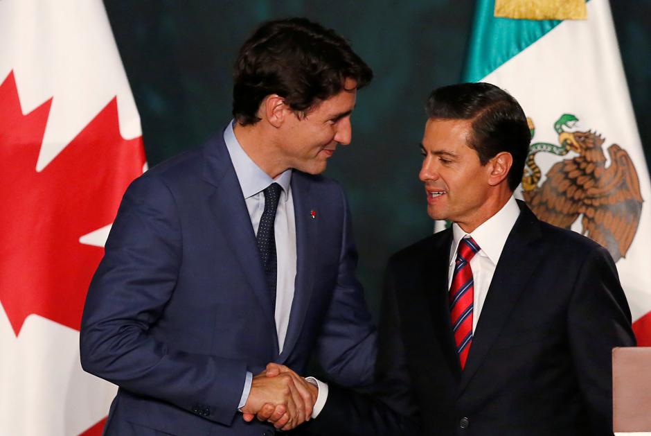 Canadian Prime Minister Justin Trudeau (L) and Mexican President Enrique Pena Nieto shake hands during a news conference at the presidential palace in Mexico City, Mexico October 12, 2017. photo: Reuters