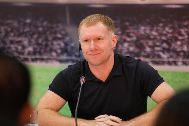 Former Manchester United player Paul Scholes speaks at a press conference in Hung Yen, northern Vietnam, on November 20, 2017. Photo: Tuoi Tre