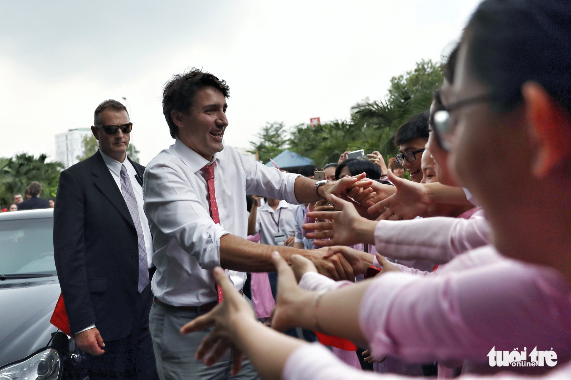 Canadian Prime Minister Justin Trudeau shakes hands with students at Ton Duc Thang University in Ho Chi Minh City on November 9, 2017. Photo: Tuoi Tre