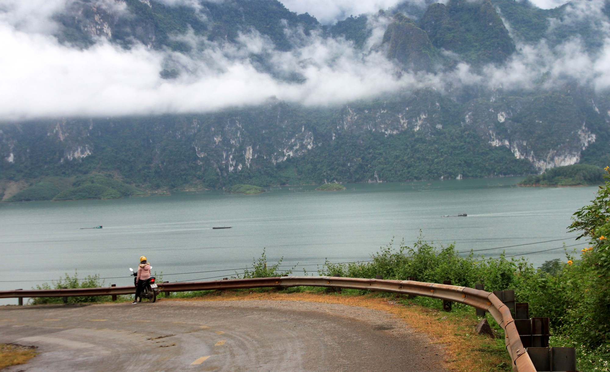 Clouds reside on the mountains surrounding the well-known Da River. Photo: Thu Hue