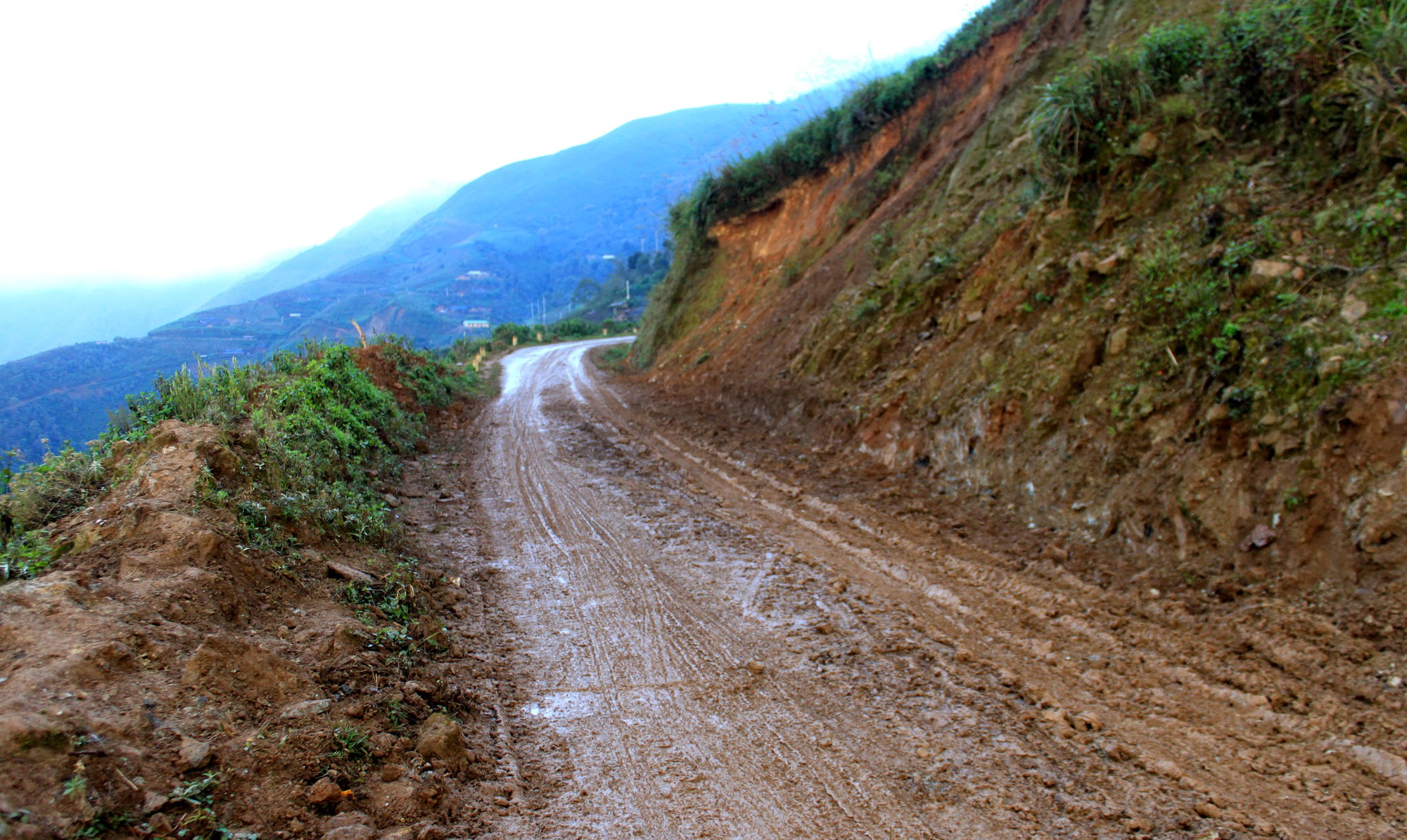 The muddy road the backpackers drove through on their ‘cloud-hunting conquest.’ Photo: Thu Hue