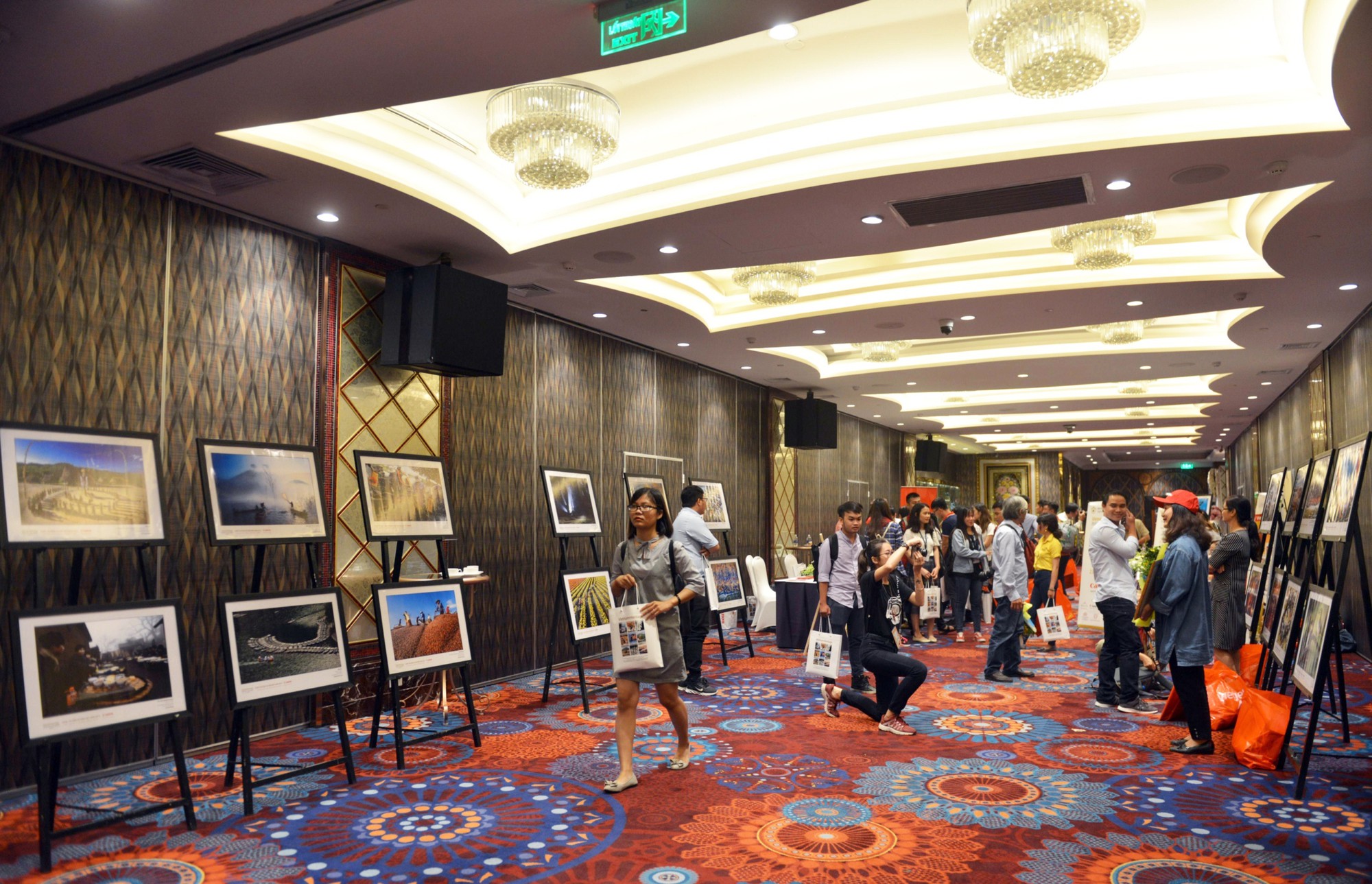 One-hundred photos are displayed at the award ceremony of the Vietnam Heritage Photo Awards 2017 in Ho Chi Minh City, November 21, 2017. Photo: Tuoi Tre