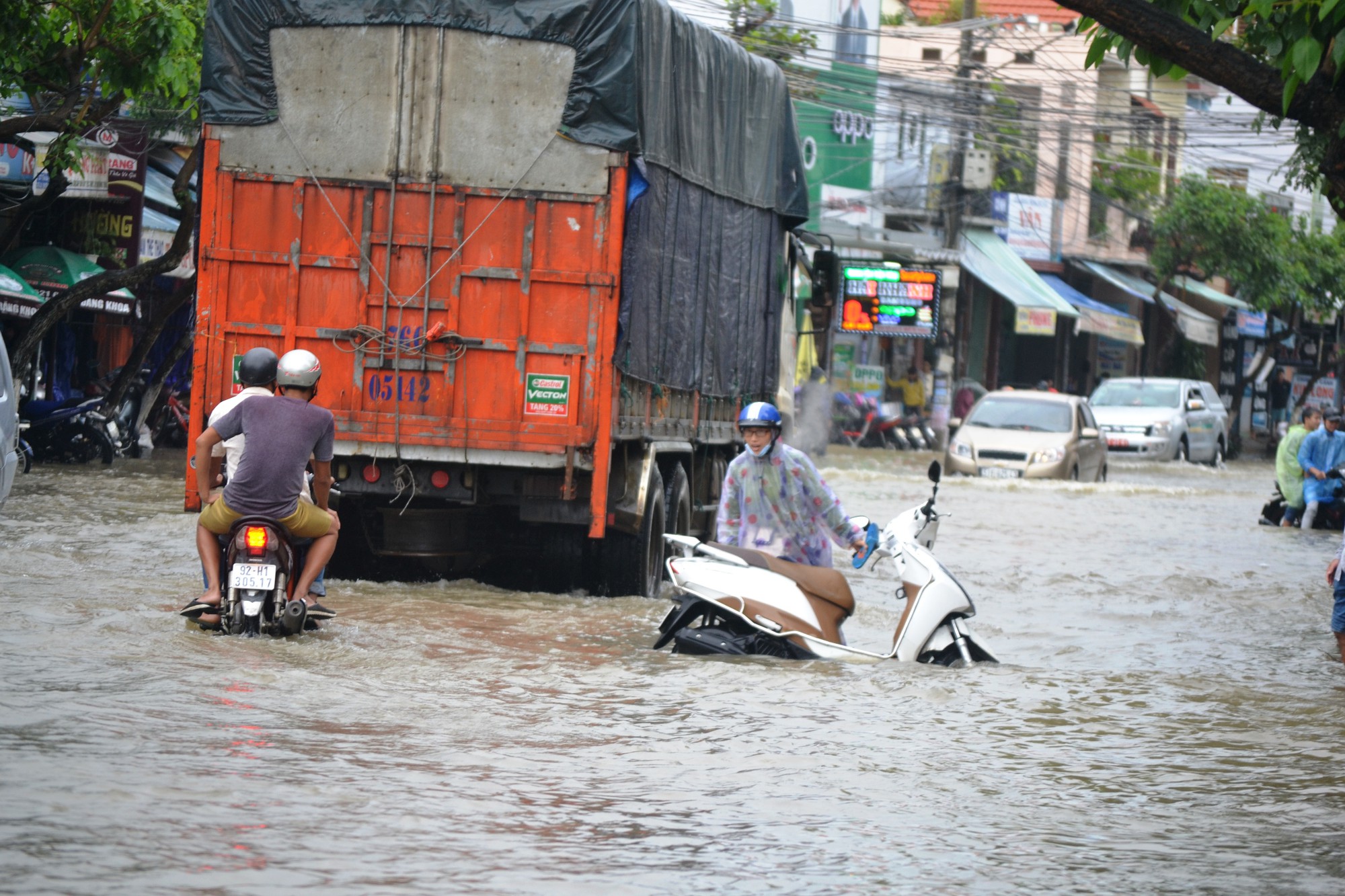 A flooded street in the central Vietnamese province of Quang Nam on November 21, 2017. Photo: Tuoi Tre