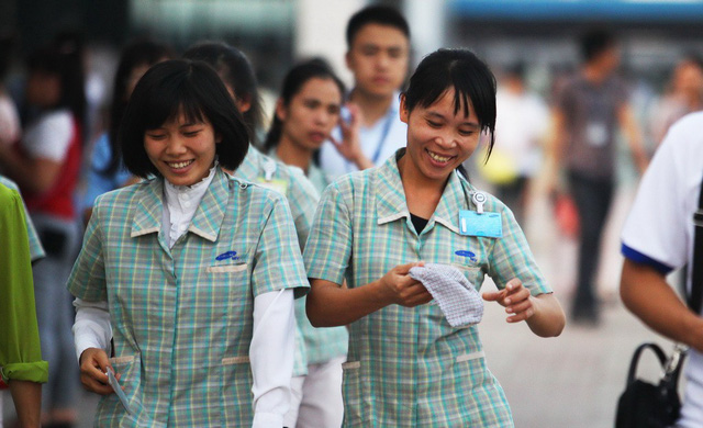 Samsung factory workers in Vietnam leave work. Photo: Tuoi Tre