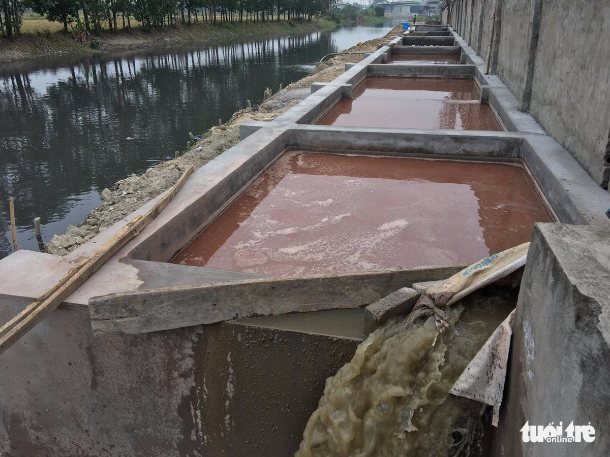 Wastewater is discharged into the environment despite the presence of waste treatment tanks. Photo: Tuoi Tre