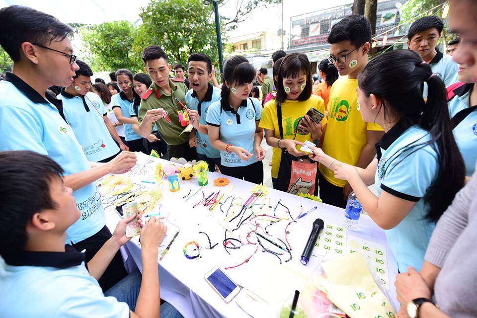 Participants buy souvenirs to support the foundation in Ho Chi Minh City.