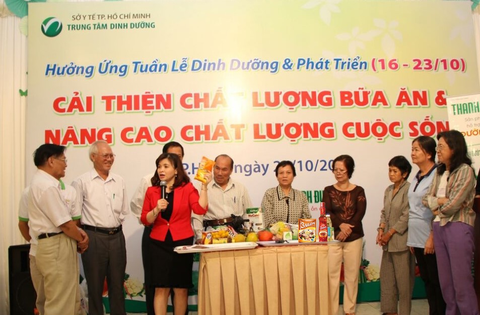 Mrs. Diep Do (L), Director of Nutrition Centre of HCM City, introduced “3 Mien iodized Bouillon” in a conference to promote a healthy lifestyle (HCMC, Oct 26th 2016)   [Photo courtesy of UNIBEN]