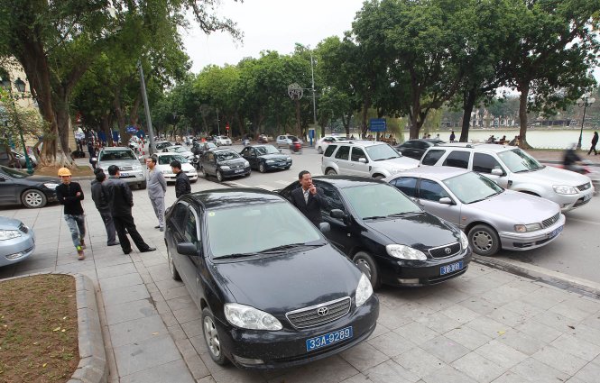 State-owned cars parked along a street in Hanoi. Photo: Tuoi Tre