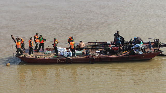 The bomb is transported away from Long Bien Bridge after the successful retrieving.