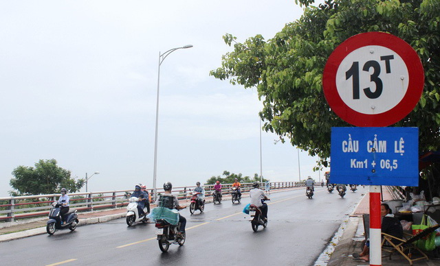 Cam Le Bridge in Da Nang as it is today, where two of the hijackers jumped to their deaths from the seized jet on June 28, 1978, Photo: Tuoi Tre