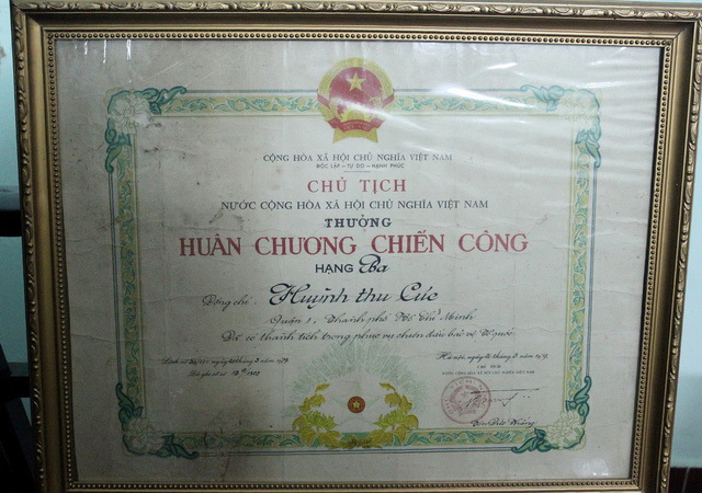 A merit certificate is presented to Huynh Thu Cuc, one of the brave air hostesses on the hijacked flight. Photo: Tuoi Tre