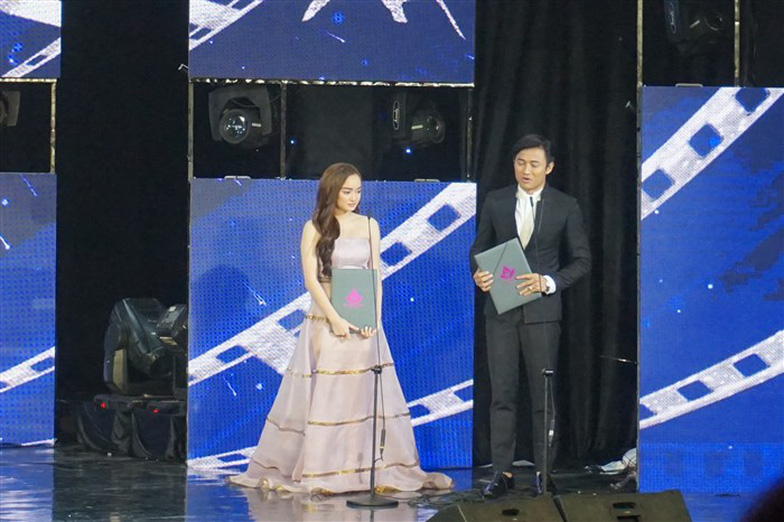 Em Chua 18 actress Kaity Nguyen receives the Best Actress prize.