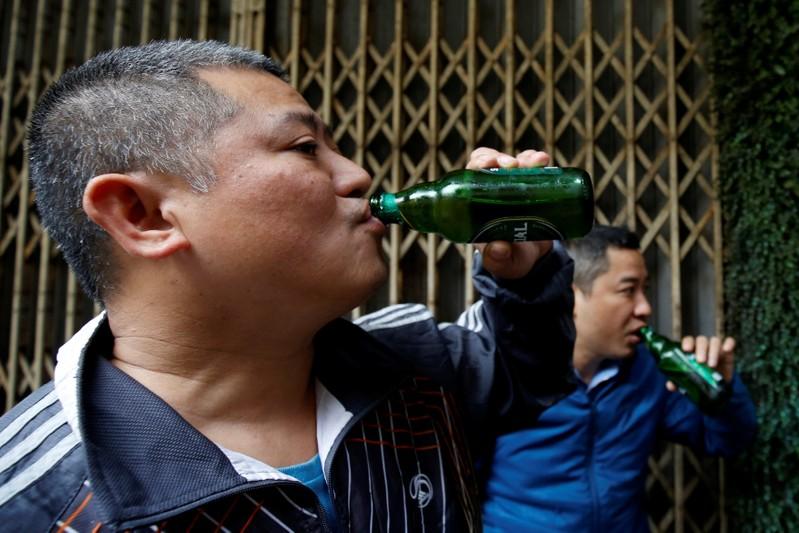 Men drink Sabeco's Saigon beer on a roadside restaurant in Hanoi, Vietnam November 29, 2017. Photo: Reuters