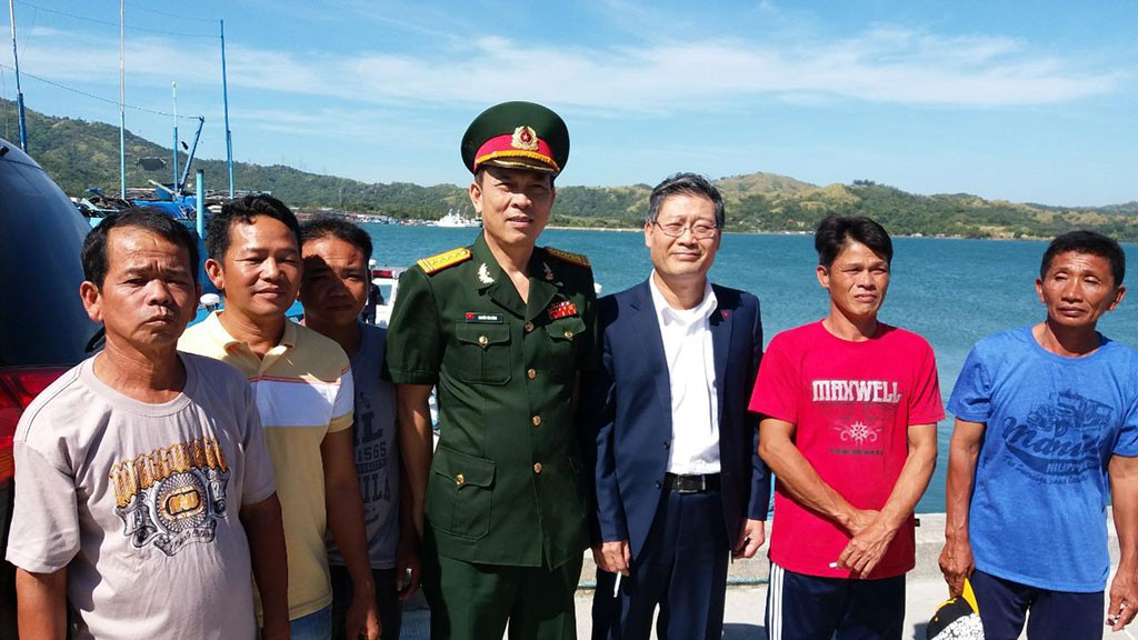 Vietnamese Ambassador to the Philippines Ly Quoc Tuan (3rd R) and Colonel Nguyen Van Hung (4th R), defense attaché to the Philippines, take a group photo with five Vietnamese fishermen during a repatriation ceremony in Pangasinan Province, November 29, 2017. Photo: Vietnam Embassy in the Philippines