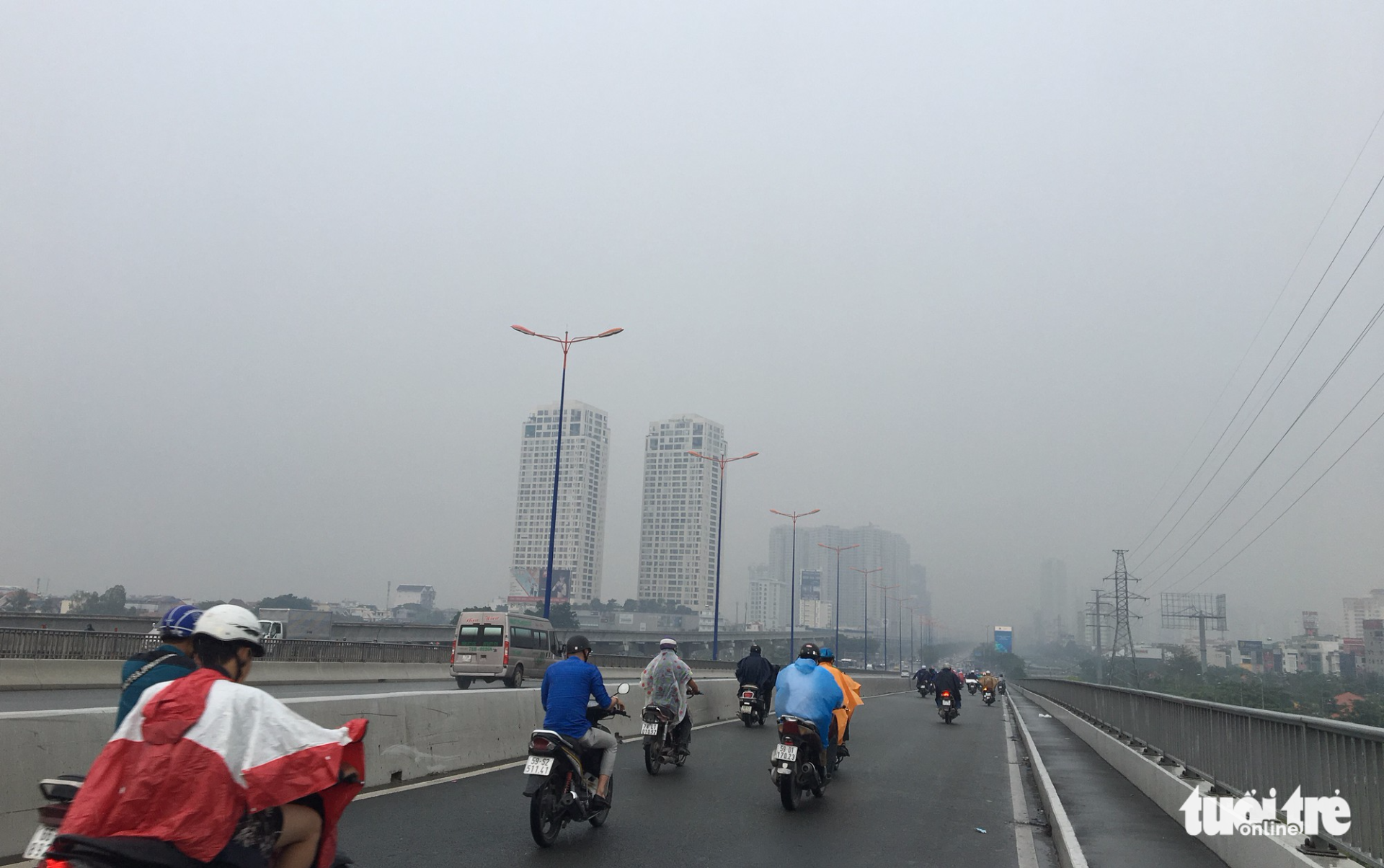 Commuters travel through light rain and foggy weather on the morning of November 29, 2017. Photo: Tuoi Tre