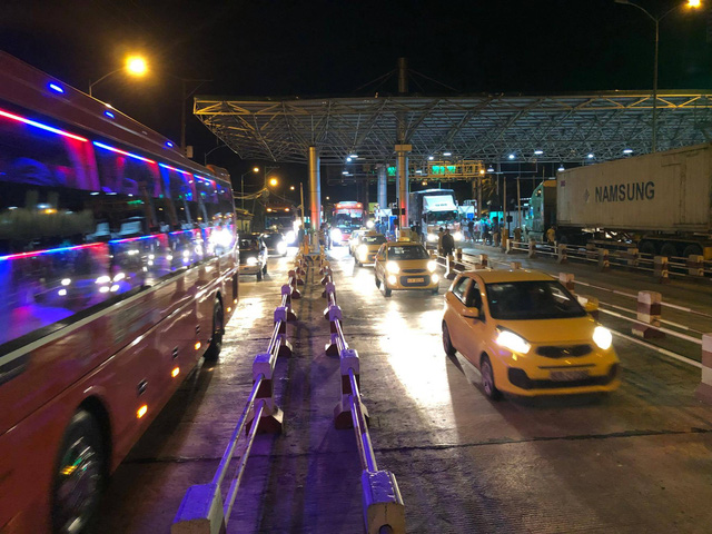 Vehicles rush through the station following its shutdown on the early morning of November 12.