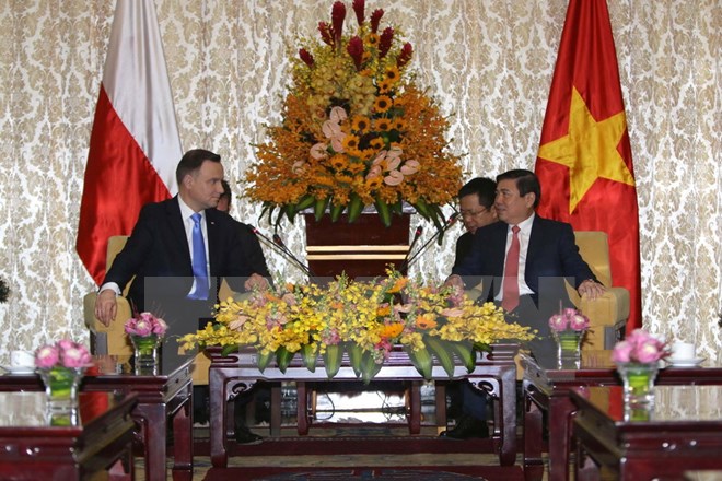 Polish President Andrzej Duda (L) speaks with Chairman of the Ho Chi Minh City People’s Committee Nguyen Thanh Phong on November 30, 2017. Photo: Vietnam News Agency