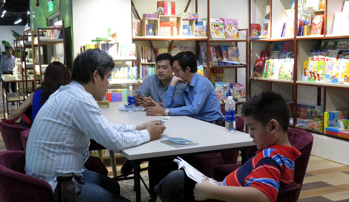 Visitors read books at a reading table at the Phuong Nam Book City in District 5, Ho Chi Minh City. Photo: Tuoi Tre