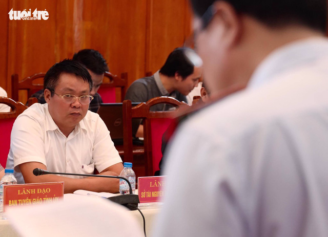 Pham Sy Quy listens to the announcement of the Government Inspectorate on his punishment in late October 2017. Photo: Tuoi Tre