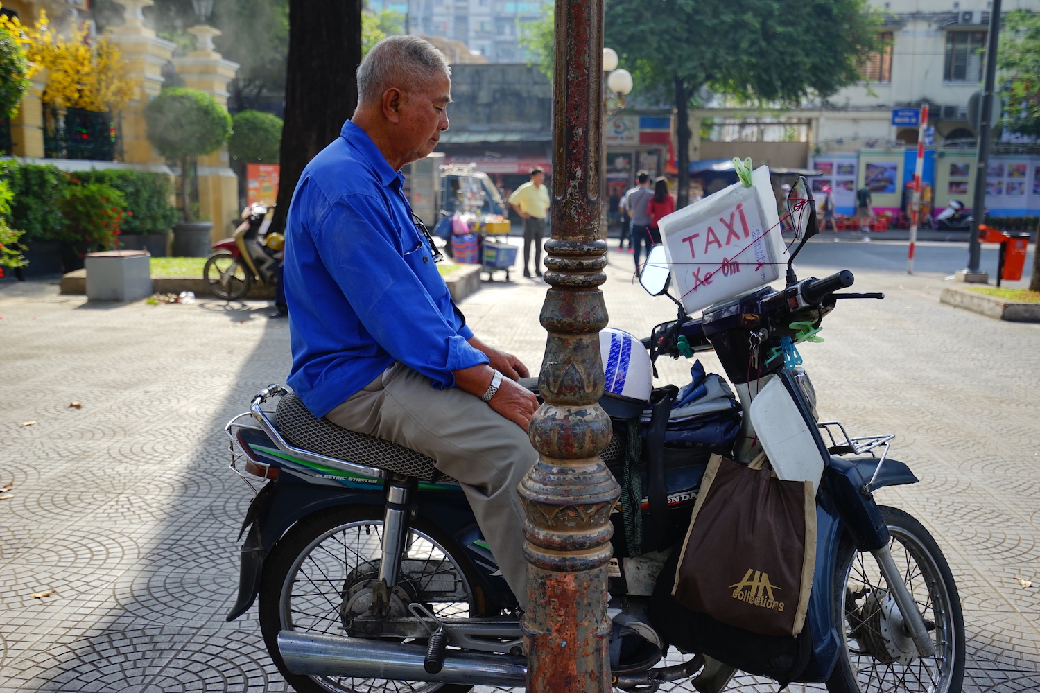A senior ‘xe om’ driver in District 1, Ho Chi Minh City, April 2, 2017. Photo: Tien Bui/Tuoi Tre News