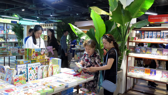 Plants are grown around every corner of the bookstore. Photo: Tuoi Tre