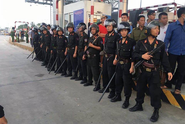 Policemen are mobilized to the Cai Lay toll station to maintain order. Photo: Tuoi Tre