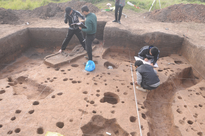 Archeological excavation at the Vuon Chuoi archeological site in Hanoi. Courtesy of Dr. Nguyen Van Huy