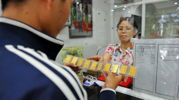 A customer chooses gold bullion at a licensed gold trading facility in Ho Chi Minh City. Photo: Tuoi Tre