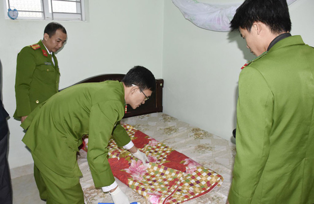 Officers investigate the crime scene at the house of Le Huu Thuan. Photo: Thanh Hoa Department of Police