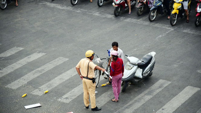 A traffic police officer handles a traffic accident in Binh Thanh District, Ho Chi Minh City. Photo: Tuoi Tre