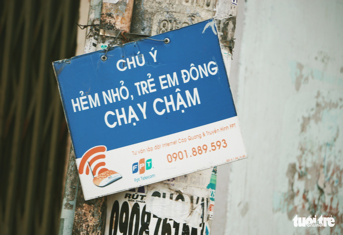 An alley sign that reads: “Narrow alley. Slow down and watch out for kids.” Photo: NGHIA COCO