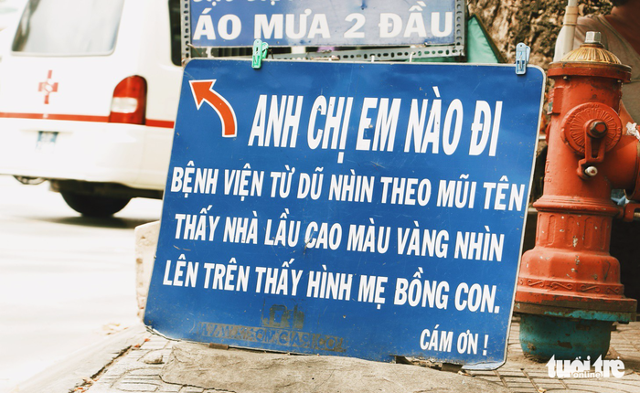 A signpost pointing to a popular obstetrics and gynecology hospital in District 1. Photo: NGHIA COCO