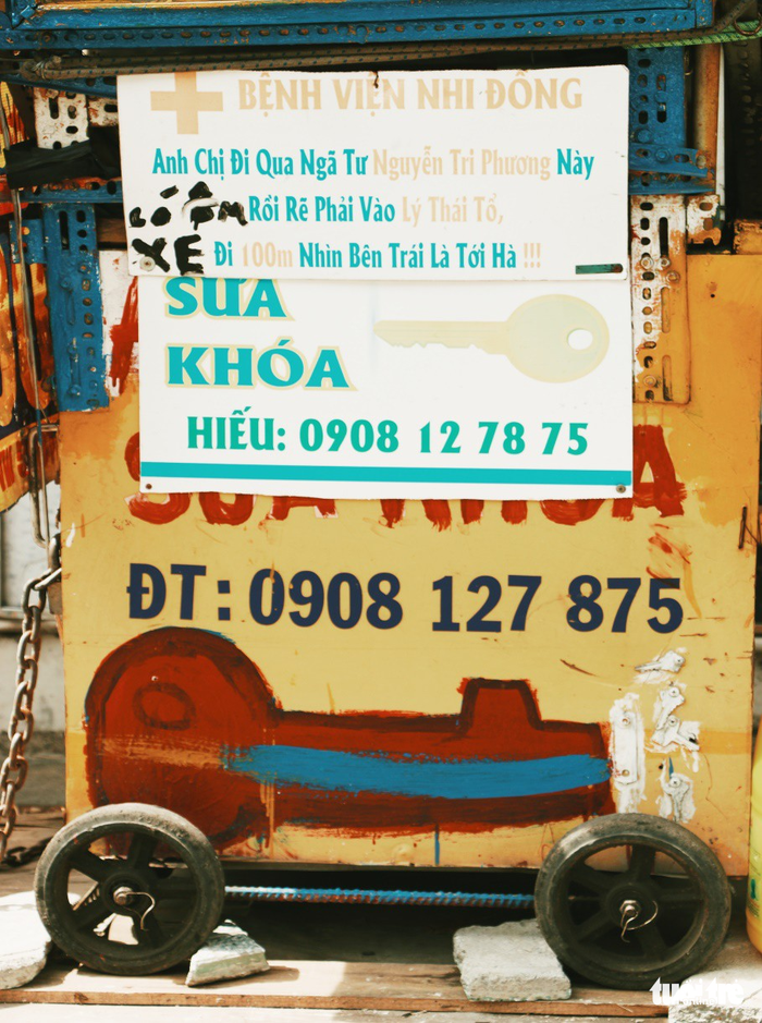 A signpost giving directions to a children’s hospital hanging on a key repairman booth on 3 Thang 2 Street. Photo: NGHIA COCO
