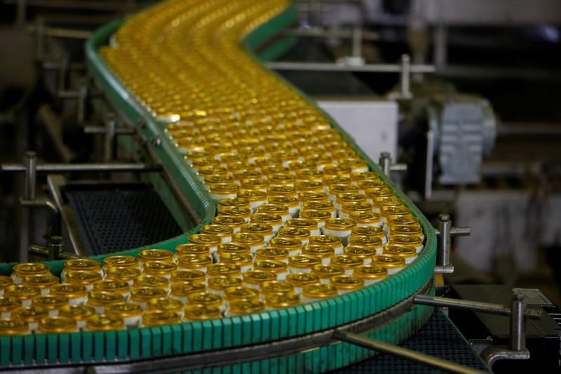 Cans of beer move along a production line at a factory of Saigon Beer Corporation (Sabeco) in Hanoi, Vietnam June 23, 2017. Picture taken June 23, 2017.  Photo: Reuters