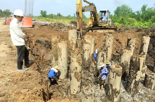 Workers build abutments at the construction site of the Truong Luong- My Thuan section. Photo: Tuoi Tre